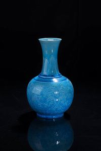 VASO - Vaso in porcellana turchese con decori floreali  Cina  Repubblica  XX sec H cm 28 5 Diam cm 17