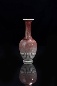 VASO - Vaso in porcellana peach bloom  Cina dinastia Qing  Repubblica XX sec  marchio apocrifo Kangxi (1662-1722) H cm  [..]