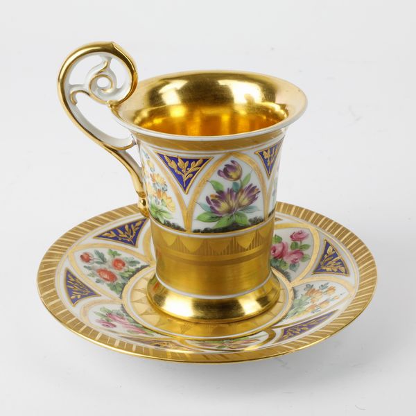 Tazza in porcellana a tromba con ansa a riccio  - Asta Smart Auction: arredo, dipinti, sculture, argenti e altro a prezzi vantaggiosi - Associazione Nazionale - Case d'Asta italiane