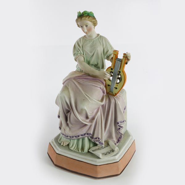 Suonatrice di arpa, scultura in volume  in porcellana policroma  - Asta Smart Auction: arredo, dipinti, sculture, argenti e altro a prezzi vantaggiosi - Associazione Nazionale - Case d'Asta italiane