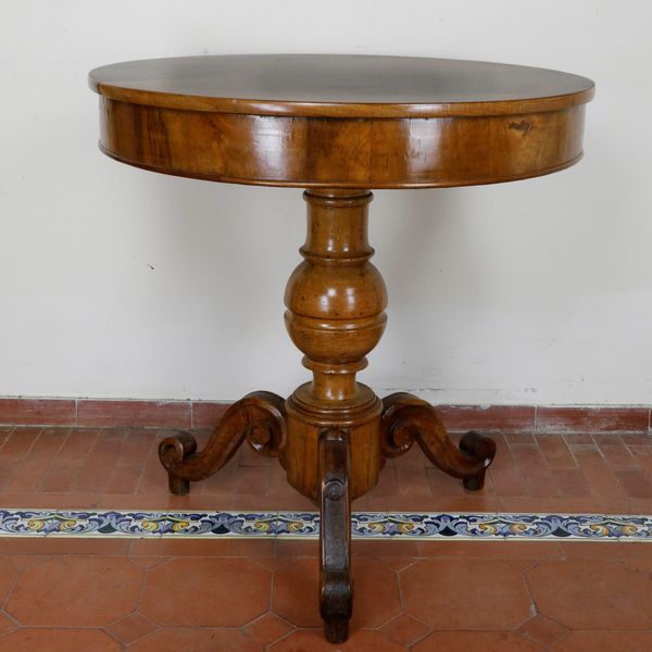 Tavolo gueridon in noce  - Asta Smart Auction: arredo, dipinti, sculture, argenti e altro a prezzi vantaggiosi - Associazione Nazionale - Case d'Asta italiane