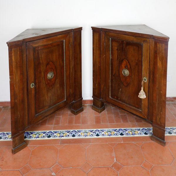 Coppia di angoliere in legno di noce ad 1 sportello  - Asta Smart Auction: arredo, dipinti, sculture, argenti e altro a prezzi vantaggiosi - Associazione Nazionale - Case d'Asta italiane