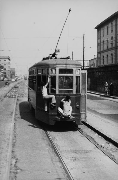 Nicola Sansone : Napoli, la tramvia che corre lungo il porto  - Asta Fotografia - Associazione Nazionale - Case d'Asta italiane