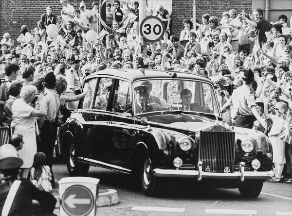 Anonimo : Prince Charles and Lady Diana, leaving for honeymoon  - Asta Fotografia - Associazione Nazionale - Case d'Asta italiane