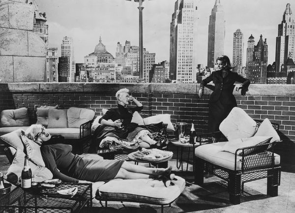 Anonimo : Marilyn Monroe, Betty Grable e Lauren Bacall in Come sposare un milionario diretto da Jean Negulesco  - Asta Fotografia - Associazione Nazionale - Case d'Asta italiane