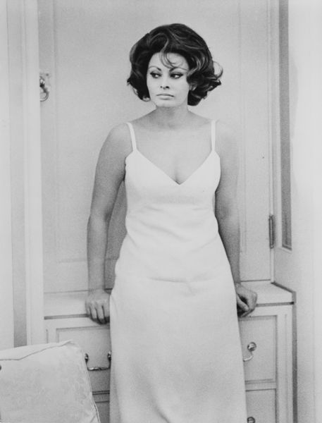 Anonimo : Sophia Loren in La contessa di Hong Kong diretto da Charlie Chaplin  - Asta Fotografia - Associazione Nazionale - Case d'Asta italiane