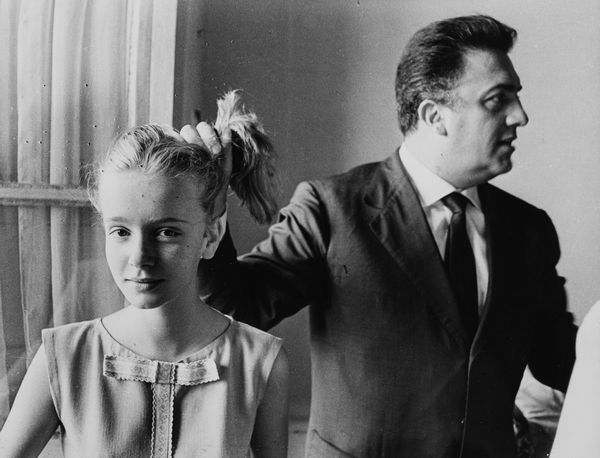 Anonimo : Federico Fellini e Valeria Ciangottini in La Dolce Vita  - Asta Fotografia - Associazione Nazionale - Case d'Asta italiane