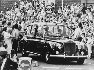 Anonimo : Prince Charles and Lady Diana, leaving for honeymoon  - Asta Fotografia - Associazione Nazionale - Case d'Asta italiane