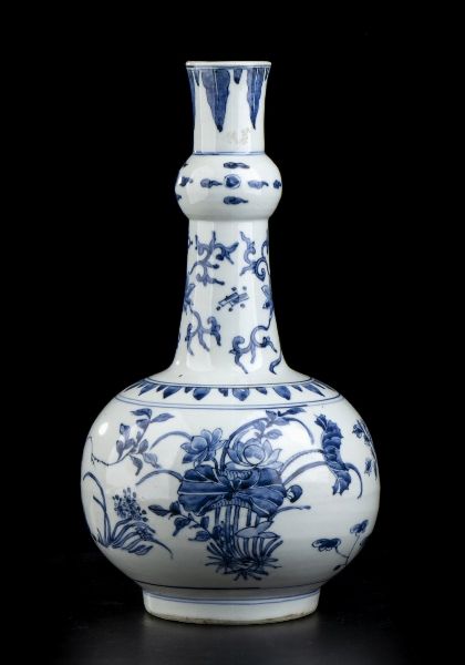 VASO A BOTTIGLIA IN PORCELLANA 'BIANCO E BLU'  - Asta Arte asiatica e tribale  - Associazione Nazionale - Case d'Asta italiane