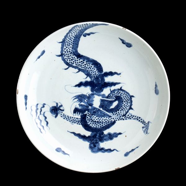 GRANDE PIATTO IN PORCELLANA 'BIANCO E BLU' CON DECORO DI DRAGO  - Asta Arte asiatica e tribale  - Associazione Nazionale - Case d'Asta italiane