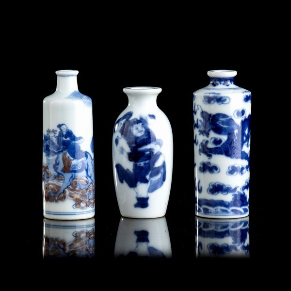 TRE SNUFF BOTTLES IN PORCELLANA 'BIANCO E BLU'  - Asta Arte asiatica e tribale  - Associazione Nazionale - Case d'Asta italiane