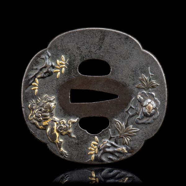 TSUBA IN FERRO PARZIALMENTE DORATO CON SHISHI E PEONIE  - Asta Arte asiatica e tribale  - Associazione Nazionale - Case d'Asta italiane