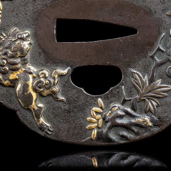 TSUBA IN FERRO PARZIALMENTE DORATO CON SHISHI E PEONIE  - Asta Arte asiatica e tribale  - Associazione Nazionale - Case d'Asta italiane