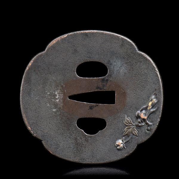 TSUBA IN FERRO PARZIALMENTE DORATO CON SHISHI E PEONIE  - Asta Arte asiatica e tribale  - Associazione Nazionale - Case d'Asta italiane