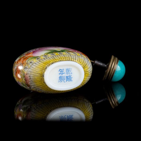 SNUFF BOTTLE IN VETRO CON DECORO A SMALTI POLICROMI  - Asta Arte asiatica e tribale  - Associazione Nazionale - Case d'Asta italiane