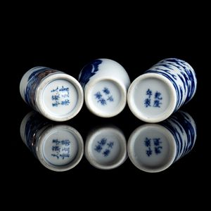 TRE SNUFF BOTTLES IN PORCELLANA 'BIANCO E BLU'  - Asta Arte asiatica e tribale  - Associazione Nazionale - Case d'Asta italiane