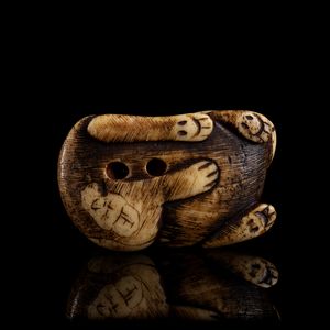 NETSUKE CON CONIGLIO IN OSSO  - Asta Arte asiatica e tribale  - Associazione Nazionale - Case d'Asta italiane