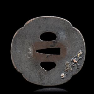 TSUBA IN FERRO PARZIALMENTE DORATO CON SHISHI E PEONIE  - Asta Arte asiatica e tribale  - Associazione Nazionale - Case d'Asta italiane