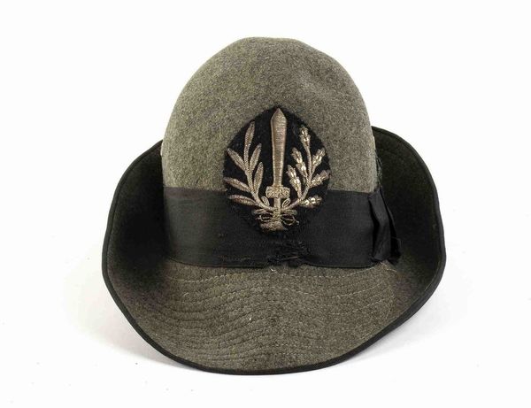 Cappello alla alpina da maresciallo dell'associazione nazionale Arditi d'Italia  - Asta Militaria, Medaglie e Ordini Cavallereschi - Associazione Nazionale - Case d'Asta italiane