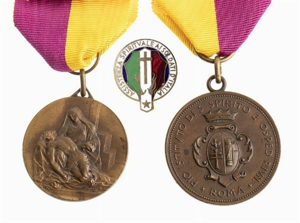 DUE MEDAGLIE DI BENEMERENZA OSPEDALIERA ED UN DISTINTIVO DI ASSISTENZA SPIRITUA  - Asta Militaria, Medaglie e Ordini Cavallereschi - Associazione Nazionale - Case d'Asta italiane