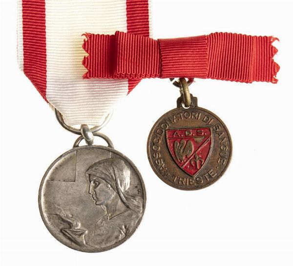 MEDAGLIA AL MERITO DELLA CROCE ROSSA E MEDAGLIETTA DONATORI DI SANGUE DI TRIEST  - Asta Militaria, Medaglie e Ordini Cavallereschi - Associazione Nazionale - Case d'Asta italiane