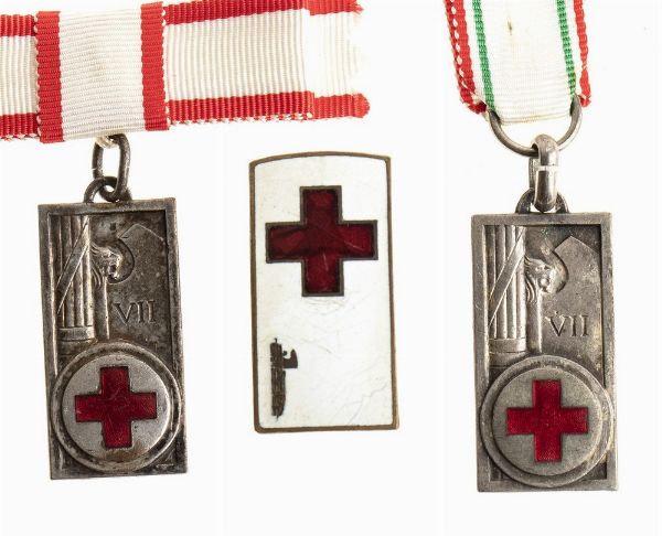 DUE MEDAGLIE IN ARGENTO ED UN DISTINTIVO DA INFERMIERA VOLONTARIA  - Asta Militaria, Medaglie e Ordini Cavallereschi - Associazione Nazionale - Case d'Asta italiane