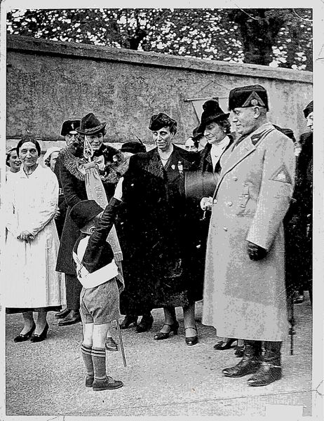 Foto di Benito Mussolini con balilla ed autorit locali  - Asta Militaria, Medaglie e Ordini Cavallereschi - Associazione Nazionale - Case d'Asta italiane