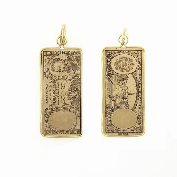 Pendente diecimila lire in oro giallo 18kt  - Asta Gioielli Orologi Fashion Vintage - Web Only - Associazione Nazionale - Case d'Asta italiane