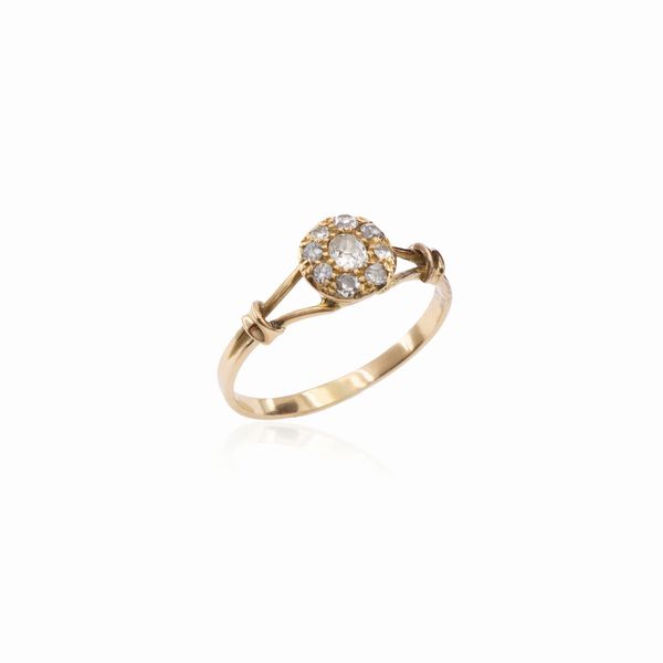 Antico anello in oro giallo 12kt e rose coron  - Asta Gioielli Orologi Fashion Vintage - Web Only - Associazione Nazionale - Case d'Asta italiane