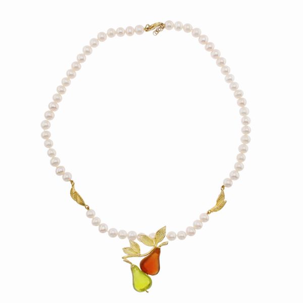 Collana in argento dorato perle fresh water e paste vitree a motivo di frutta  - Asta Gioielli Orologi Fashion Vintage - Web Only - Associazione Nazionale - Case d'Asta italiane