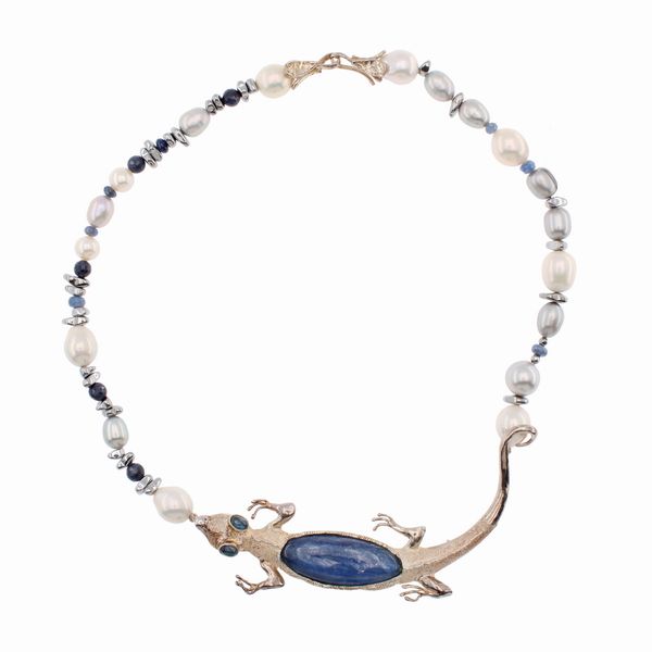 Collana coccodrillo in argento  con cianite, perle fresh water e zaffiri  - Asta Gioielli Orologi Fashion Vintage - Web Only - Associazione Nazionale - Case d'Asta italiane