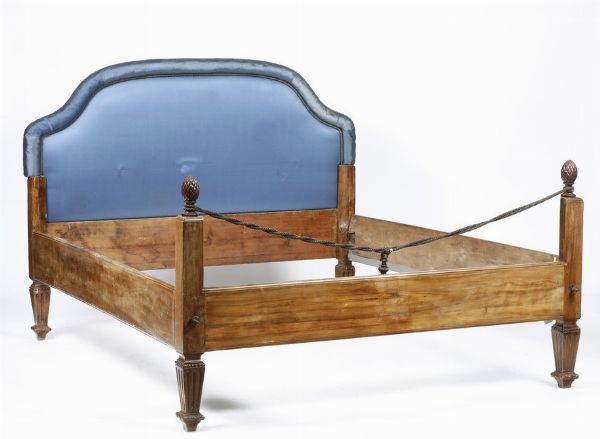 Letto in legno intagliato. XIX secolo  - Asta Antiquariato - Associazione Nazionale - Case d'Asta italiane