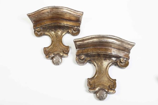 Coppia di mensoline in legno dorato  - Asta Antiquariato - Associazione Nazionale - Case d'Asta italiane