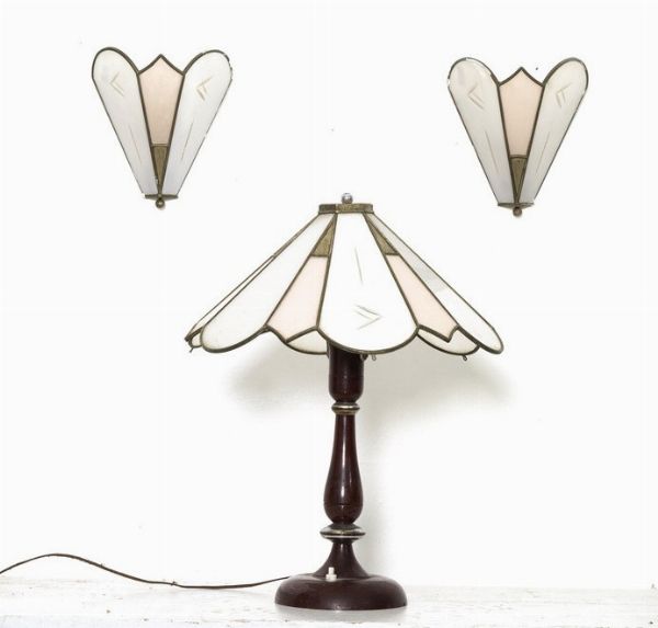 Lampada da tavolo in legno e vetro e due applique in metallo e vetro  - Asta Antiquariato - Associazione Nazionale - Case d'Asta italiane