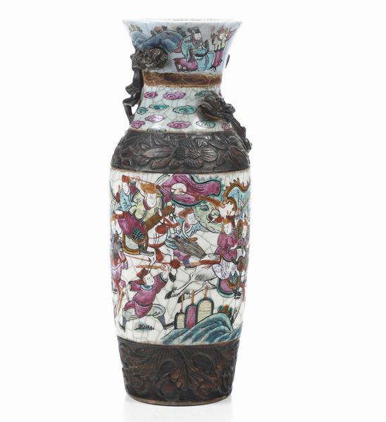 Vaso in porcellana nei toni della Famiglia Rosa con figure di guerrieri e figure di draghetti a rilievo, Cina, Dinastia Qing, XIX secolo  - Asta Antiquariato - Associazione Nazionale - Case d'Asta italiane