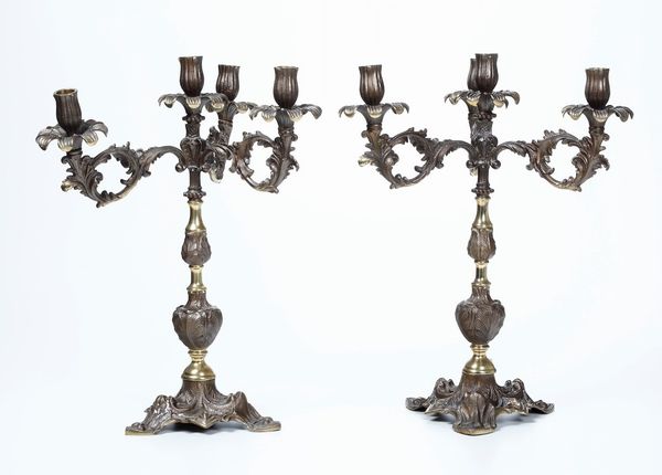 Coppia di candelabri in bronzo fuso e cesellato e metallo dorato. XIX-XX secolo  - Asta Antiquariato - Associazione Nazionale - Case d'Asta italiane