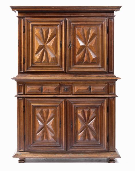 Credenza a doppio corpo in noce. Piemonte o Liguria, XVII-XVIII secolo  - Asta Antiquariato - Associazione Nazionale - Case d'Asta italiane