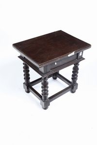 Tavolino in legno con gambe a rocchetto. XX secolo  - Asta Antiquariato - Associazione Nazionale - Case d'Asta italiane