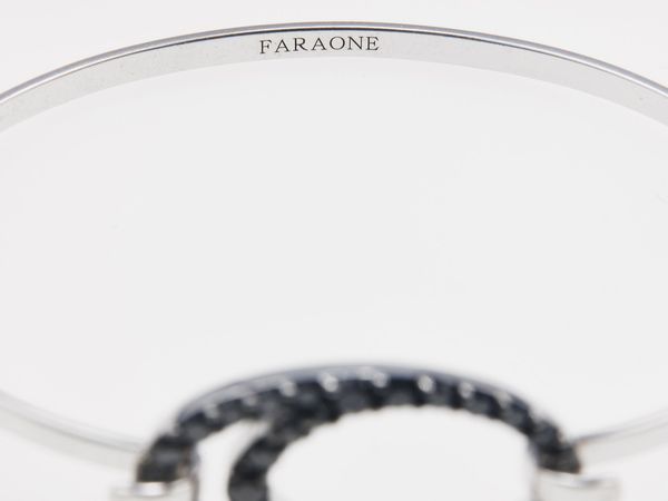 Faraone. Bracciale rigido F con diamanti neri  - Asta Gioielli  - Associazione Nazionale - Case d'Asta italiane