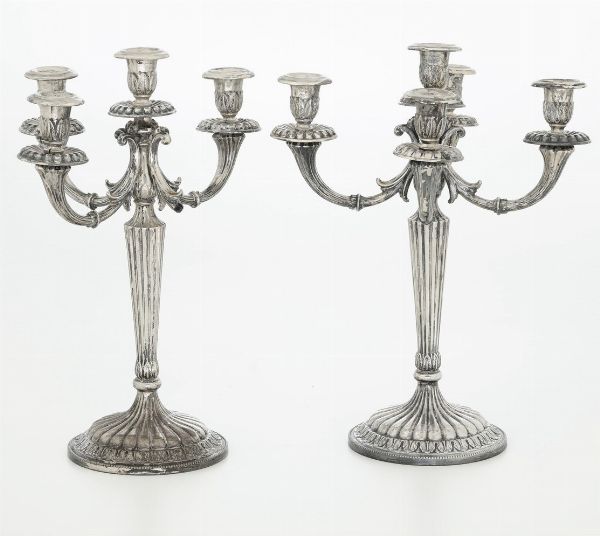 Coppia di candelabri a 5 luci. Argenteria italiana del XX secolo  - Asta Argenti - Associazione Nazionale - Case d'Asta italiane