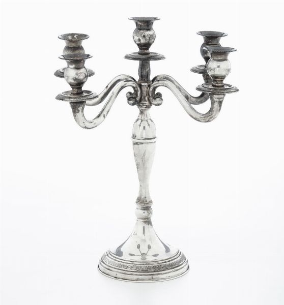 Candelabro a 5 fiamme. Argenteria italiana del XX secolo, marchio dell'argentiere consunto  - Asta Argenti - Associazione Nazionale - Case d'Asta italiane