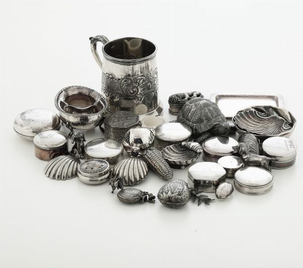 insieme di piccoli oggetti in argento e metallo. XX secolo  - Asta Argenti - Associazione Nazionale - Case d'Asta italiane