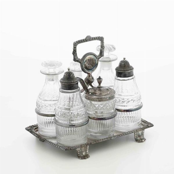 Cruet in metallo argentato con ampolle in vetro e tappi in argento. Inghilterra XIX-XX secolo  - Asta Argenti - Associazione Nazionale - Case d'Asta italiane