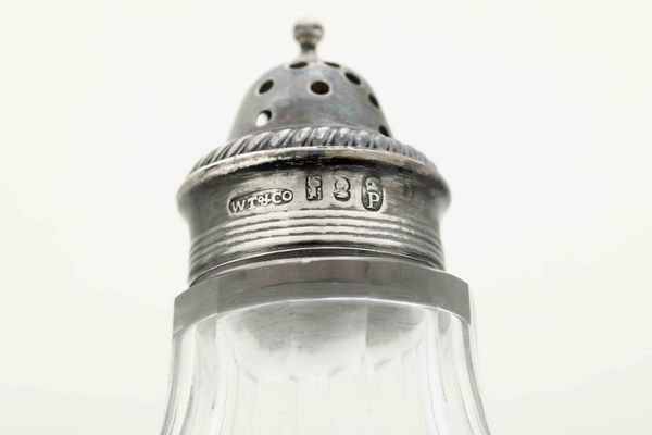 Cruet in metallo argentato con ampolle in vetro e tappi in argento. Inghilterra XIX-XX secolo  - Asta Argenti - Associazione Nazionale - Case d'Asta italiane