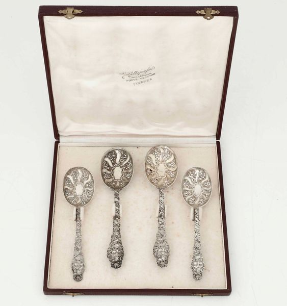 Set di quattro cucchiai in argento sterling fuso, sbalzato e cesellato. Inghilterra, bollo della città di Londra per l'anno 1884 e marchio dell'argentiere non identificato  - Asta Argenti - Associazione Nazionale - Case d'Asta italiane