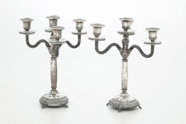 Coppia di candelabri a 4 luci. Argenteria italiana del XX secolo, argentiere Cesa, Alessandria  - Asta Argenti - Associazione Nazionale - Case d'Asta italiane