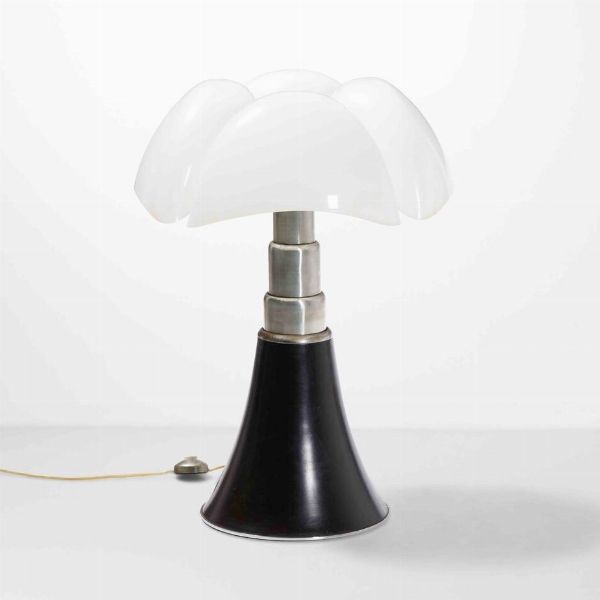 GAE AULENTI : Lampada da tavolo mod. Pipistrello  - Asta Design Lab - Associazione Nazionale - Case d'Asta italiane