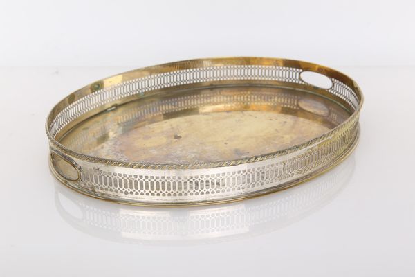 Vassoio ovale in metallo argentato con ringhiera  - Asta Antiquariato - Associazione Nazionale - Case d'Asta italiane