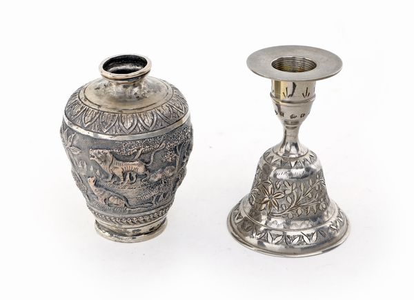 Campanella e vasetto in argento a basso titolo, manifattura indiana  - Asta Antiquariato - Associazione Nazionale - Case d'Asta italiane