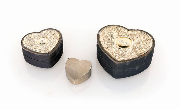 Due scatole in cartone e lamina d'argento a forma di cuore ed un portapillole Cristian Dior in metallo argentato  - Asta Antiquariato - Associazione Nazionale - Case d'Asta italiane